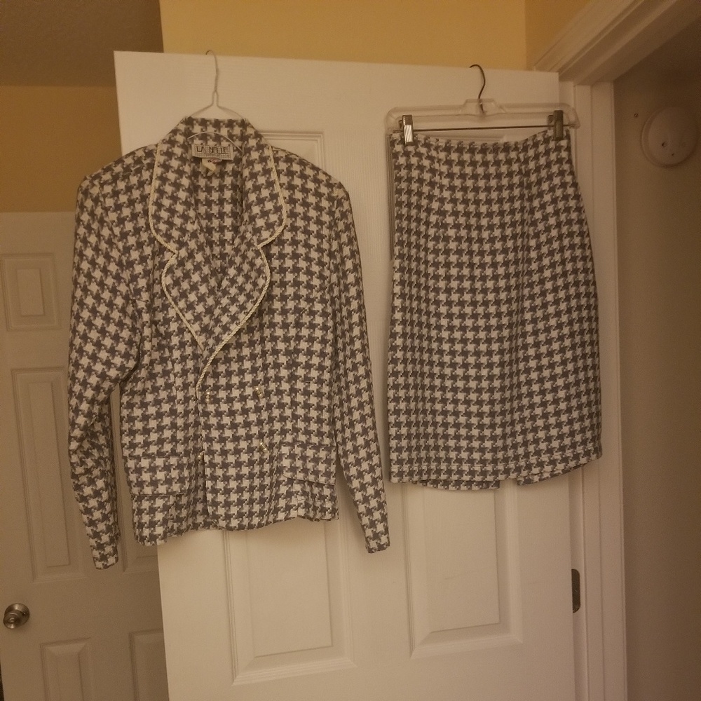 Skirt suit